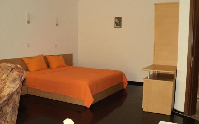Meni Apartments and Guest Rooms