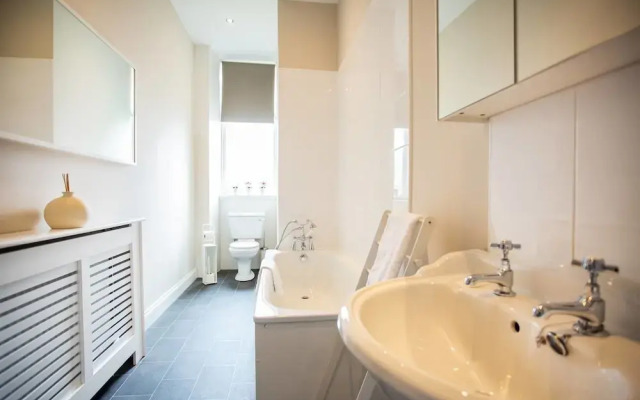 3 Bed Luxury West end Apt - Sleeps 6!