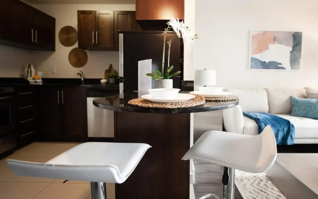 Luxury Downtown One Bedroom Suite