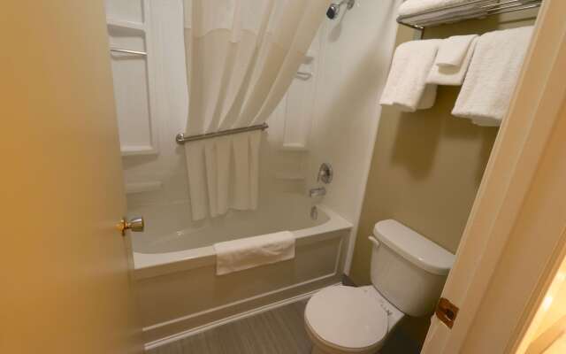 Super 8 by Wyndham Hearst ON