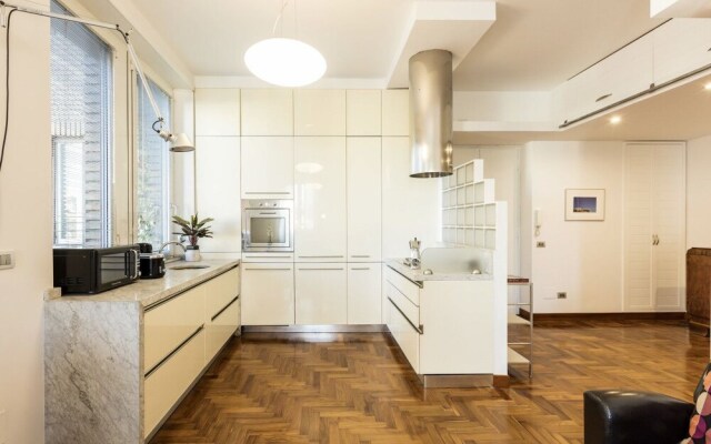 Quiet and Bright 2 Beds in a Great Area