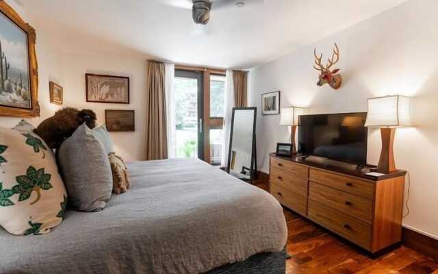 Riverhouse #3 2 Bedroom Condo by RedAwning