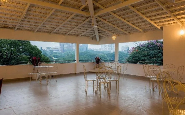 16 Square Luxury Suites & Boutique