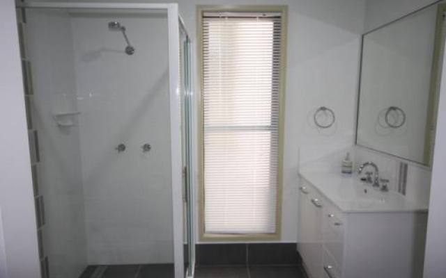 1 Naiad Court Lowset Family Home With Swimming Pool And Covered Deck. Pet Friendly – Bathroom – Rainbow Beach