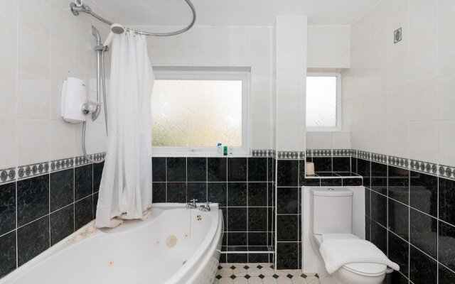 Sulston Lodge 3-Bedroom House