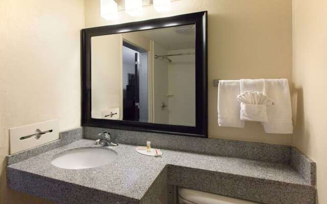 Days Inn by Wyndham Norman