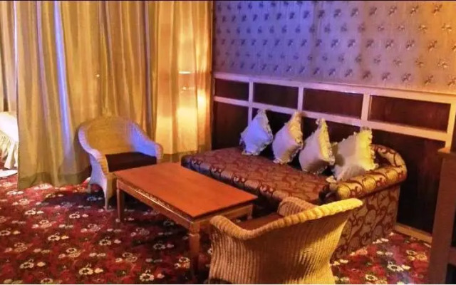 Yarlam Resort