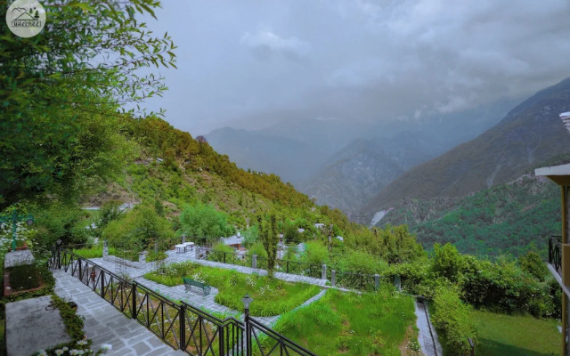 Udechee Huts Hotel