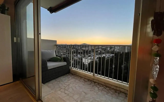 Studio terrasse dans résidence avec piscine