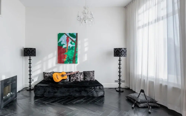 Dina Perla Lodges shared home in museum district