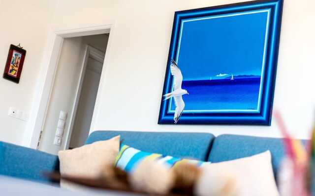 Leo - Unique Glyfada Apartment