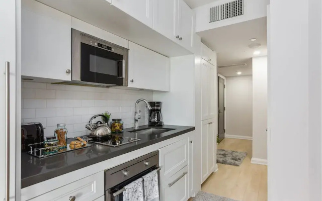 QuickStay - Chic Condo in Yorkville (Yonge & Bloor)