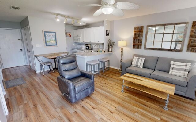 Sandpiper Cove 8236 Studio Bedroom Condo by RedAwning