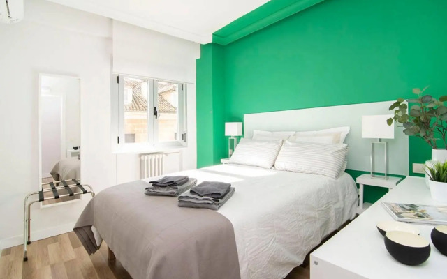 Sunny Apartment at the foot of Royal Palace by Batuecas