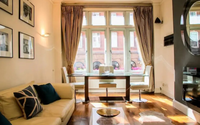 Suitely Trafalgar Square Luxury Apartment