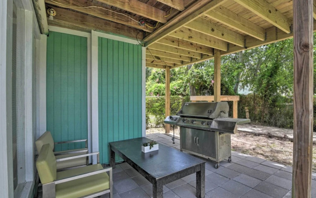 Home w/ Patio & Grill: 2 Mi to Galveston Seawall!