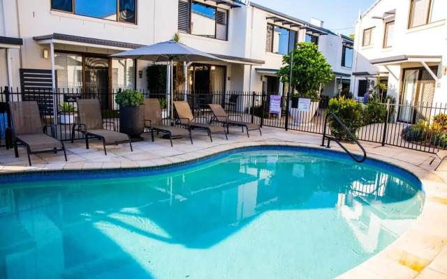 2 Bedroom Renovated Townhouse, Walk to Noosa River