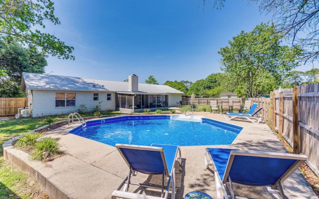 Charming Pensacola Home w/ Screened Lanai & Grill!