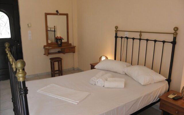 Ampoulos Rooms & Apartments