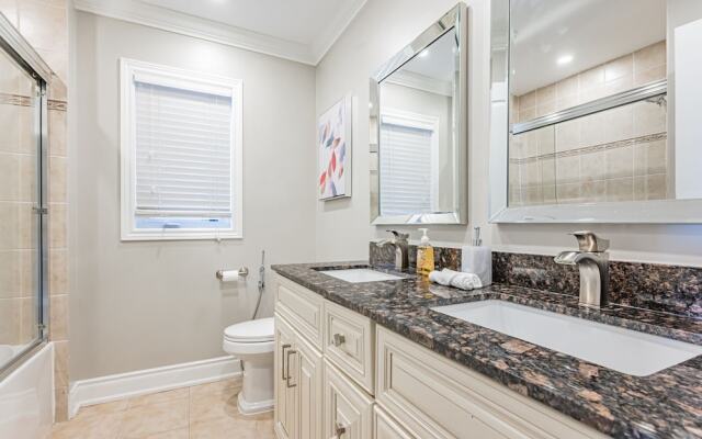 Luxury Villa - Mississauga Square One
