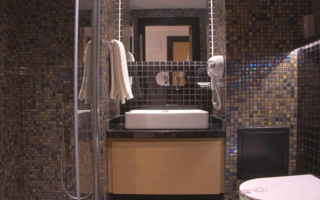 Four-G Hotel