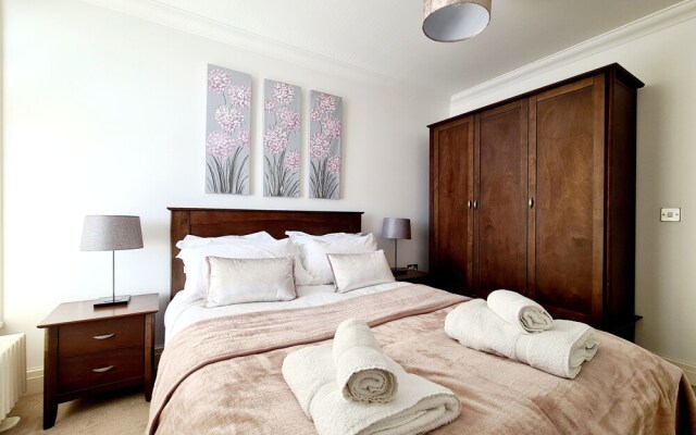 Shore Thing - Beachfront Apartment - Sleeps 4