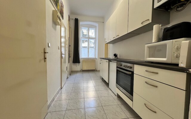 Affordable 3BR shared Apt. near Meidling