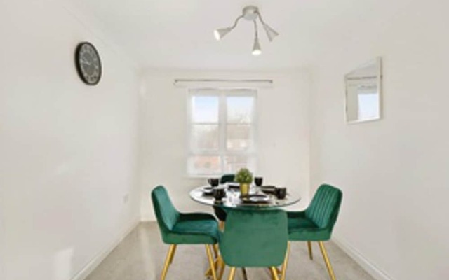 Stylish 2 bed Apt - Free Parking