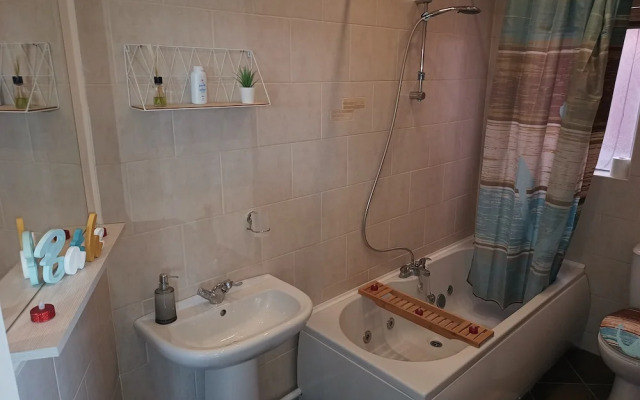 Roman Bank Flat With Spa Bath and Mermaids Teepee