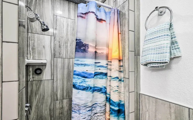 Galveston Retreat w/ Backyard & Patio!