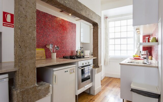 JOIVY Classic 3BR home w/workspace in Chiado, 2mins from Baixa-Chiado subway
