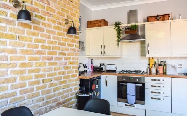 1 Bedroom Flat Close To Clapton Station