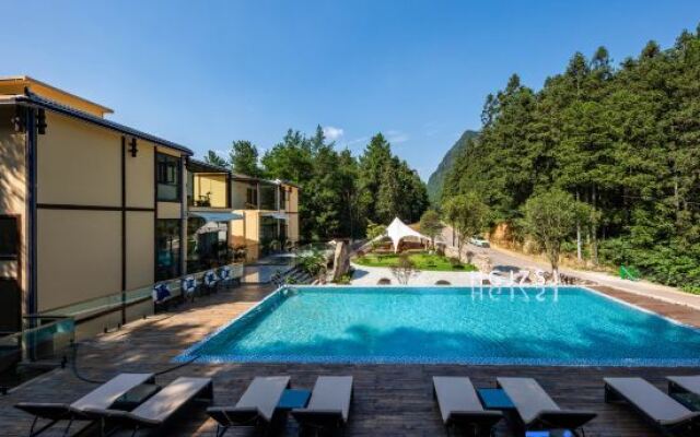 Flower Valley·Jianzhu Homestay (Zhangjiajie National Forest Park Branch)
