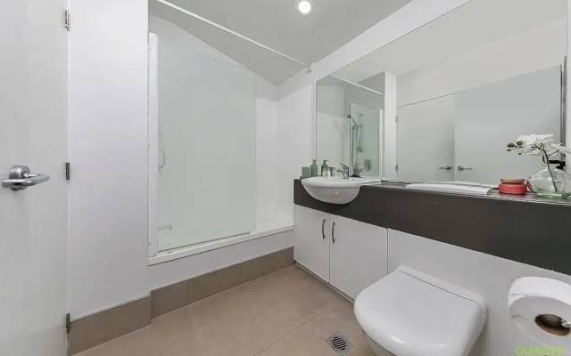 Parnell Gem w/ Balcony & Parking Near Arena