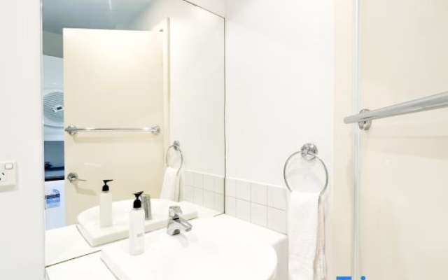 Entire central 2BR apt central – Bathroom – Adelaide