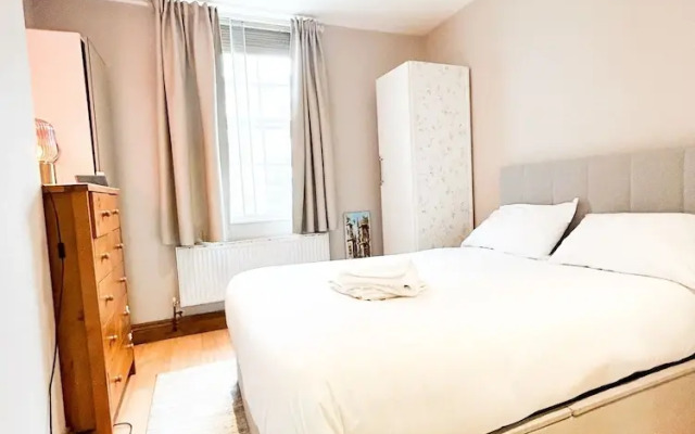 Hammersmith 2 Bedroom Flat River Thames