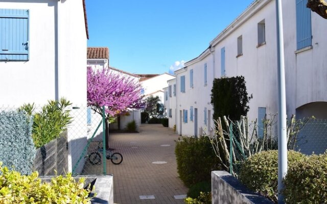 House With 2 Bedrooms in Vaux-sur-mer, With Pool Access, Enclosed Gard