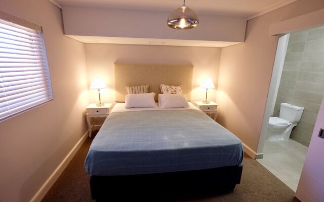 Blou Inn - Century City