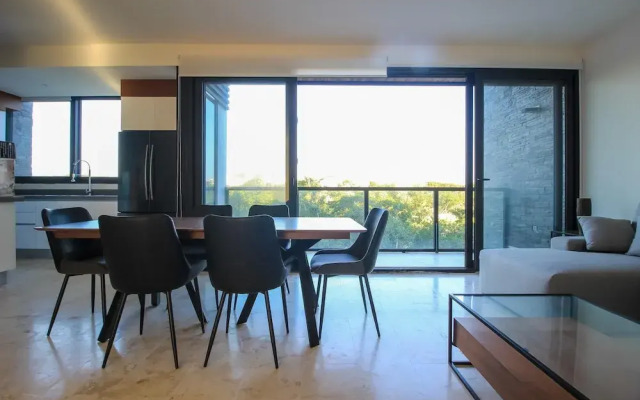 Lovely Charming Condo With Balcony and Great Pool Facilities