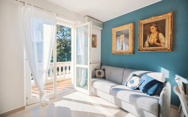 Art Apartment with Sea View