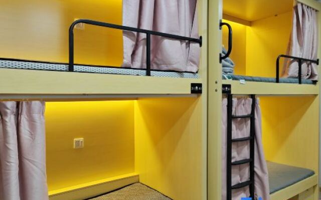 STAR HOTEL (Shanghai Hongqiao Weining Road Subway Station)