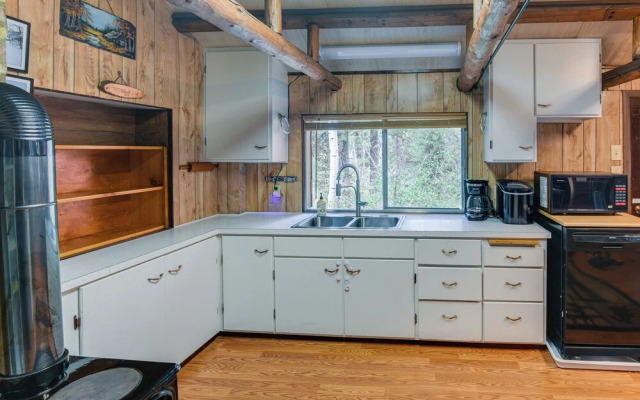 'grandpa's Cabin' ~ 30 Miles to Yellowstone!