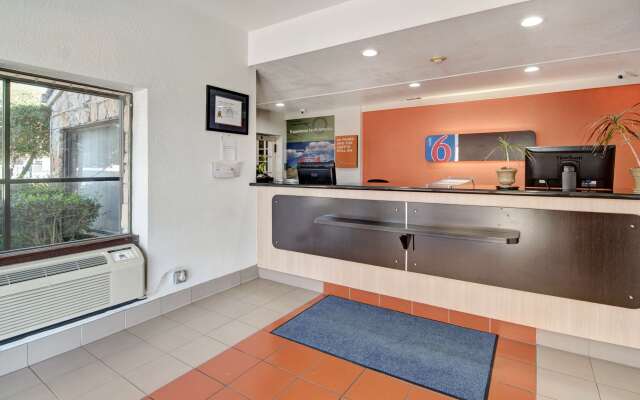 Motel 6 Dallas, TX - Forest Lane