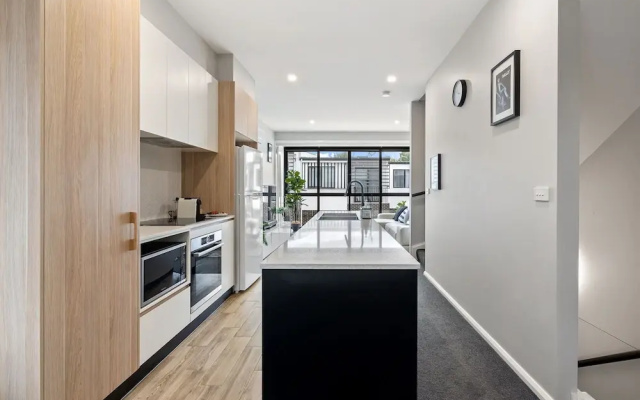 Modern 3-bedroom Townhouse in Quiet Greenway