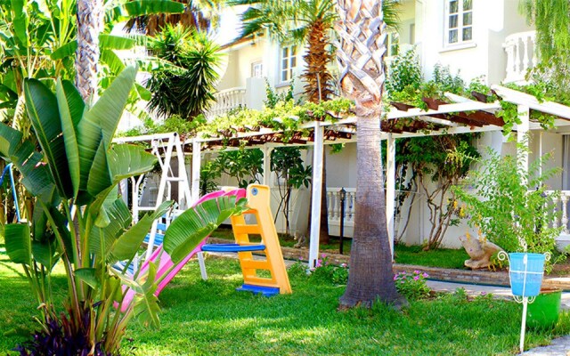 La Hotel & Resort