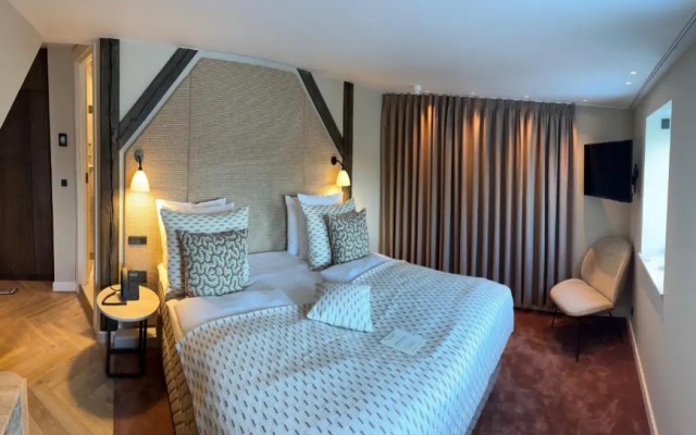 Ascot Hotel & Apartments
