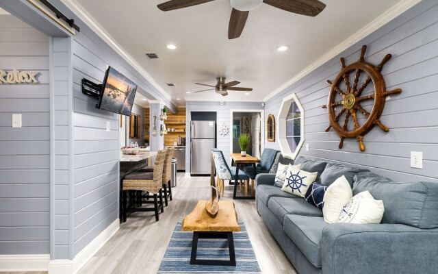 Captain's Cabin on Colleen