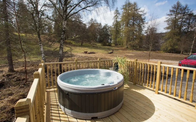 Bluebell Lodge - Sleeps 4,hot Tub, Loch & Woodland