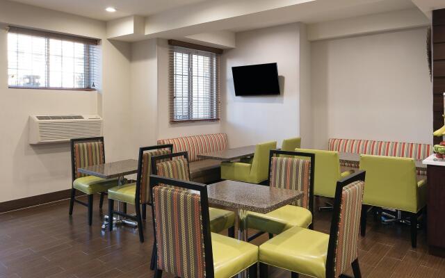 La Quinta Inn & Suites Brooklyn East