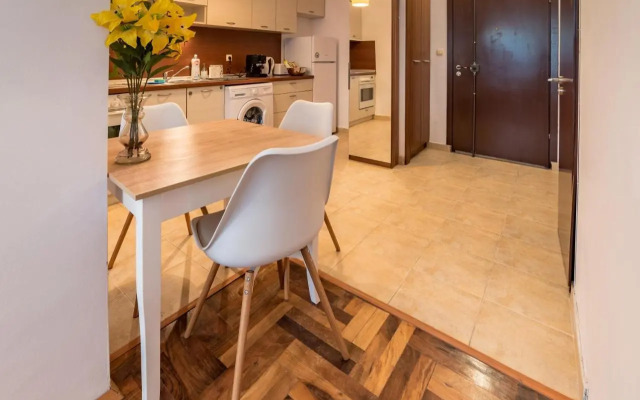 Comfort.Chic.Charming Apt with Terrace near NDK